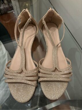 Le Chateau Women's Glitter T-Strap Sandals in Champagne size 9